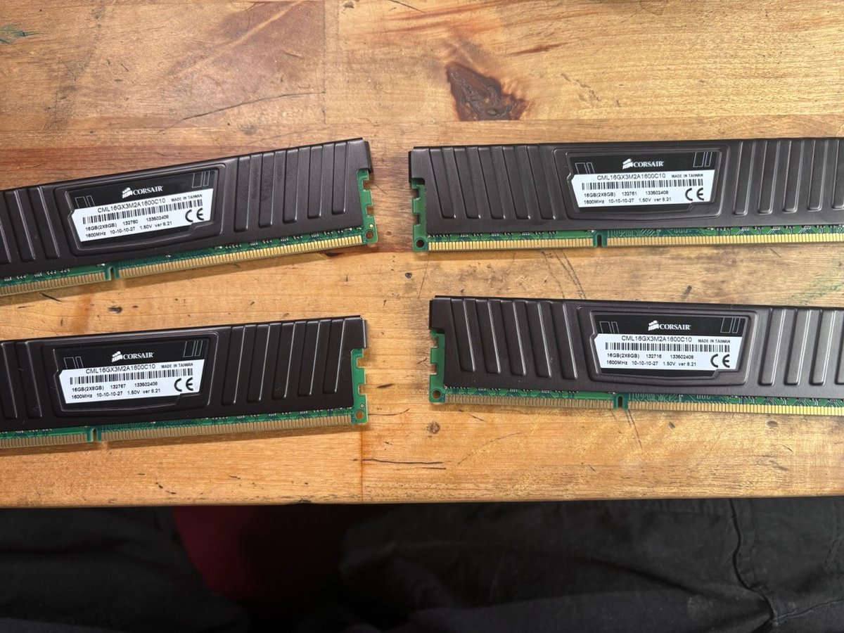 DDR3, but there’s 32gb of it